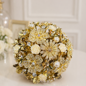 Handbouquet Brooch with Pearl: gold brooch bouquet with ivory pearls and crystal flowers
