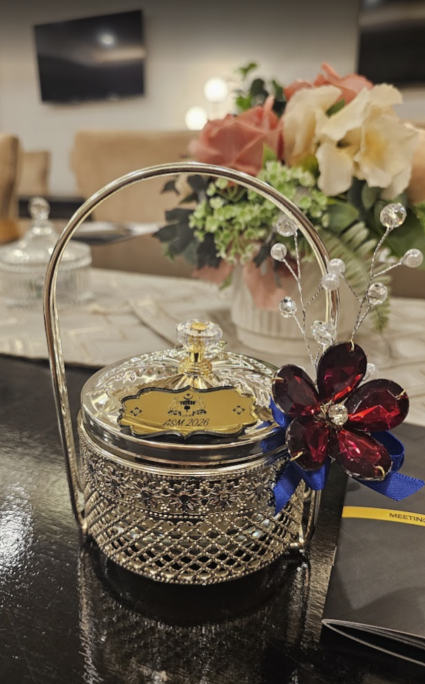 Maheera Glassbowl: silver gift bowl with glass lid, handle, red crystal flower and gold nameplate