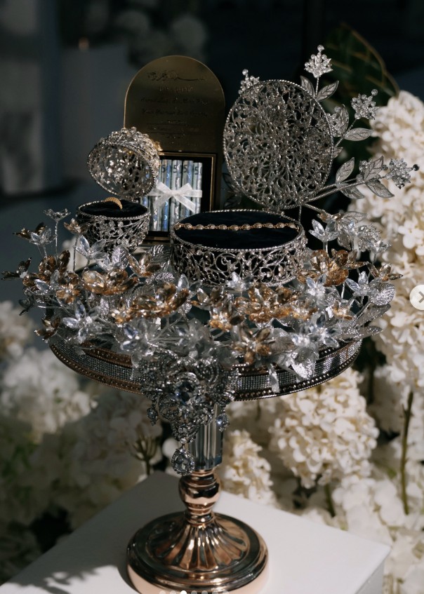 Puteri Filigree Pedestal: rose gold pedestal hantaran with silver filigree ring and jewellery boxes, mas kahwin plaque and crystal flowers